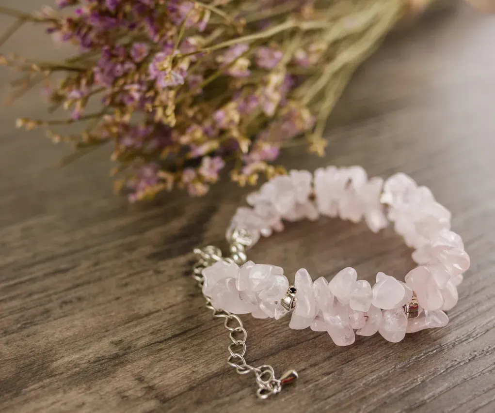 Na której ręce nosić kwarc różowy